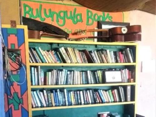 BulunguluBulungula Xhosa Community Lodge的书架上堆满了书