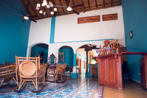格拉纳达Hotel Mirna & OCT的一间设有蓝色墙壁、椅子和桌子的客房