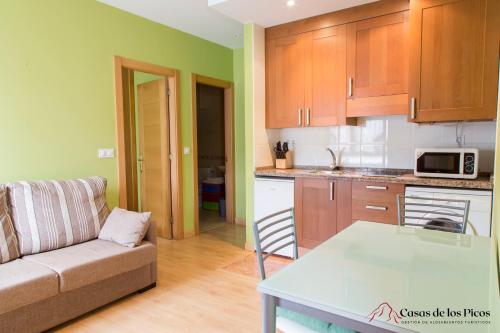 科隆布雷斯Apartamento el Peral A的厨房以及带沙发和桌子的客厅。