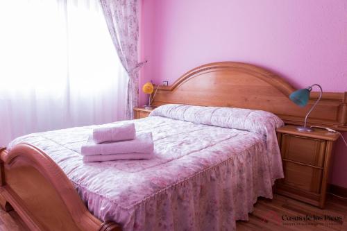 温克拉Mar Cantabrico的一间卧室配有一张床,上面有两条毛巾