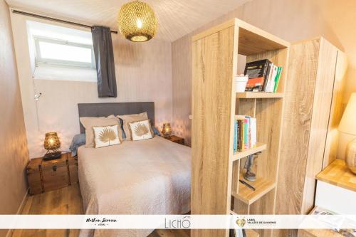 阿热莱斯加佐斯特gardenhill的一间卧室设有一张床和一个书架