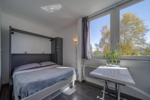 维拉伦贝特Antares的一间卧室设有一张床和一个大窗户