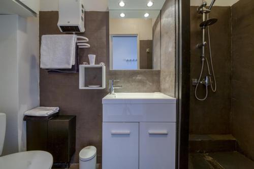 维拉伦贝特Antares的浴室配有白色水槽和淋浴。