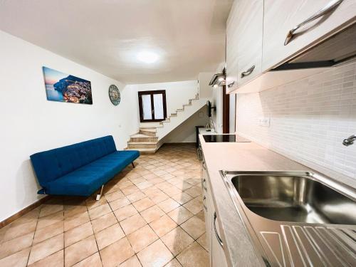 哥斯达雷Villa del Moro, FREE WIFI, 300mt from Sinzias' Beach的一间厨房,在房间内配有蓝色沙发