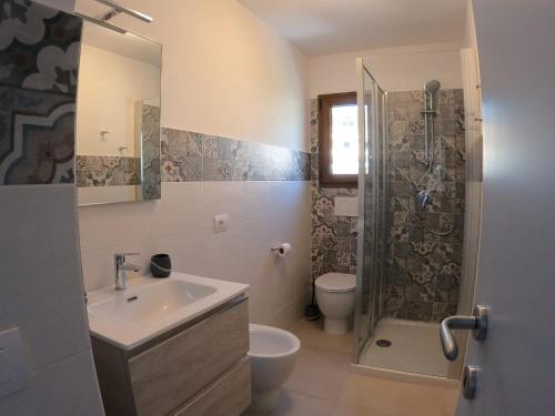 费拉约港Appartamento Marina的带淋浴、盥洗盆和卫生间的浴室