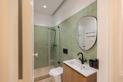 里斯本FLH Lapa Apartment with Interior Pateo的一间带水槽、镜子和卫生间的浴室