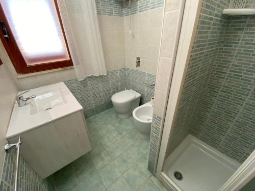 兰佩杜萨VILLA CHANTAL的浴室配有卫生间、盥洗盆和淋浴。