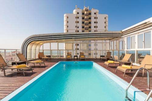 蒙蒂戈杜巴艾德蒙特哥酒店的建筑物屋顶上的游泳池