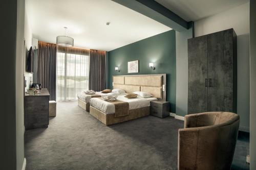 勒德乌齐Hotel Nordic Twins的一间卧室设有两张床和大窗户