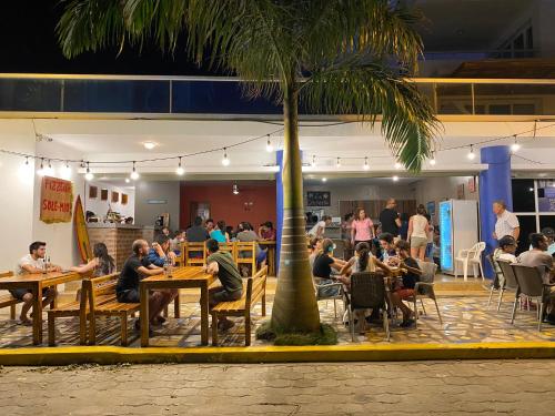 通苏帕Suites de Lujo Playa Azul的一群坐在餐厅桌子上的人
