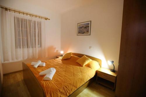 普利拉卡Holiday apartment in Privlaka with sea view, balcony, air conditioning, WiFi 3598-3的一间卧室配有一张床,上面有两条毛巾