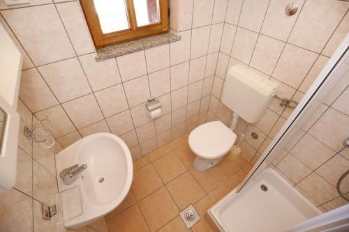 普利拉卡Holiday apartment in Privlaka with sea view, balcony, air conditioning, WiFi 3598-3的浴室配有白色卫生间和盥洗盆。