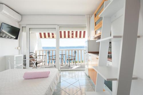 洛克瓦罗戈兹尼察Apartments Gordana的一间卧室设有一张床和一个阳台