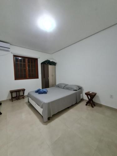 伦索伊斯Apartamento lençóis 103的一间白色客房内的床铺卧室