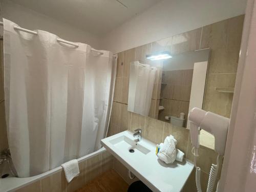 巴耶格兰雷伊Apartamentos Los Tarajales的浴室配有盥洗盆和带镜子的淋浴