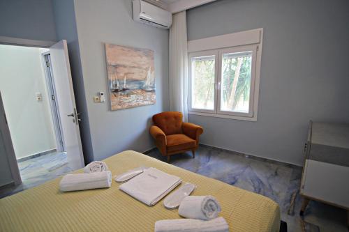斯卡拉卡里拉奇斯Olga's Suite Al Mar的客房设有床、椅子和窗户。