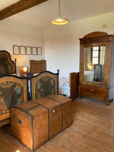 FaedisAlloggio Sole的一间卧室配有两张床、一张桌子和一面镜子