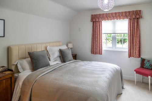 什鲁斯伯里Pelham Grove的一间卧室设有一张大床和一个窗户。