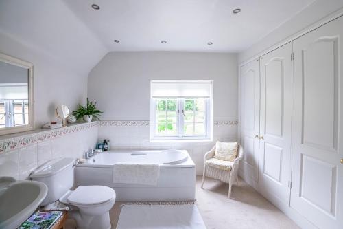 什鲁斯伯里Pelham Grove的白色的浴室设有浴缸、卫生间和水槽。