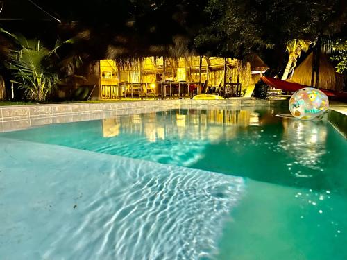伊尼亚卡岛Manico Camp的水中的一个游泳池