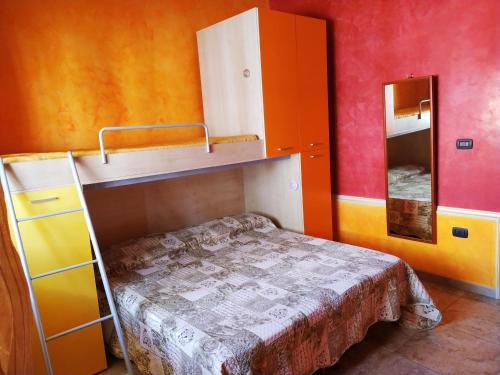 托雷拉皮罗Casa Vacanze da Antonio的一间小房间,配有双层床和镜子