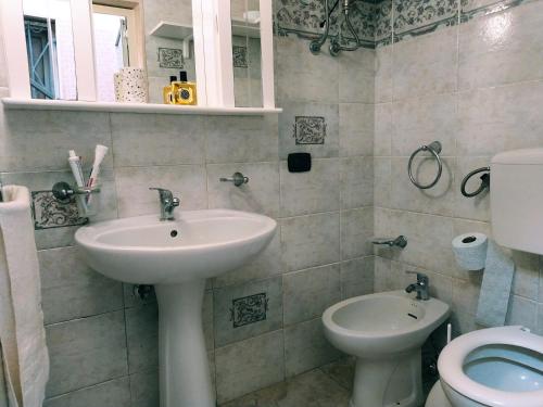 托雷拉皮罗Casa Vacanze da Antonio的一间带水槽和卫生间的浴室