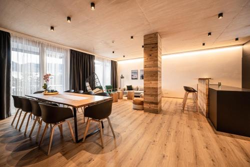 巴德米滕多夫GRIMMINGlofts的用餐室以及带桌椅的起居室。