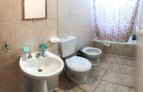 乌斯怀亚穆斯塔皮克酒店的浴室配有白色卫生间和盥洗盆。