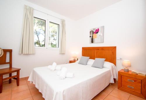 卡拉加尔达纳Villa Ermita by Sonne Villas的卧室配有一张带两个枕头的大白色床