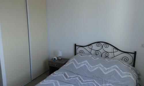阿雅克修Bella Vista 2A的一间卧室配有一张带黑白色棉被的床