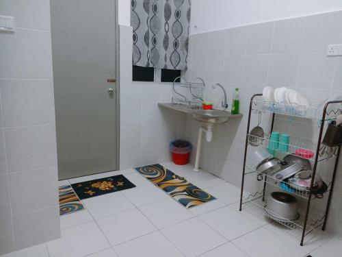 关丹HOMESTAY KUANTAN INDERA SEMPURNA 2的白色的浴室设有水槽和淋浴。