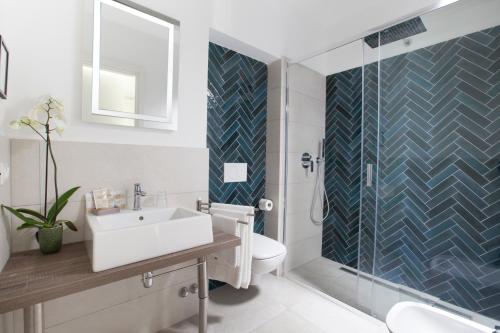 索伦托Millie's Place Sorrento的浴室配有卫生间、盥洗盆和淋浴。