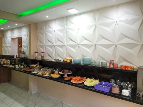 里奥克拉鲁Hotel Rio Claro的包含多种不同食物的自助餐