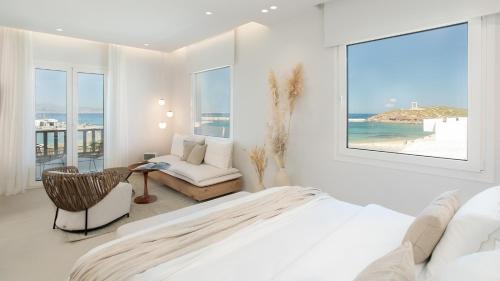 纳克索乔拉Porta Marina的卧室配有床、椅子和窗户。