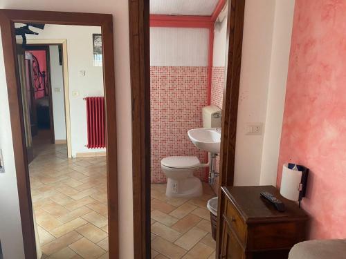 皮蒂利亚诺Affittacamere La Magica Torre的一间带卫生间和水槽的浴室