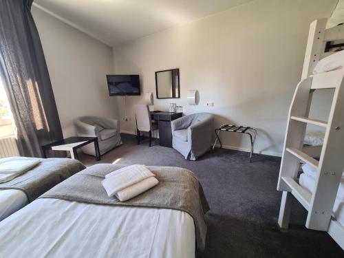 斯特伦松德诺第卡斯托姆桑德酒店的酒店客房配有两张床和一张书桌