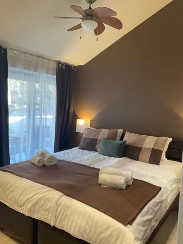 拉茨斯切High View-A Seaside Villa With Huge Jacuzzi的一间卧室配有一张大床和毛巾