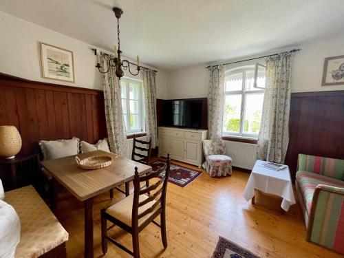 阿特湖畔努斯多夫Cottage am Attersee的客厅配有桌子和沙发