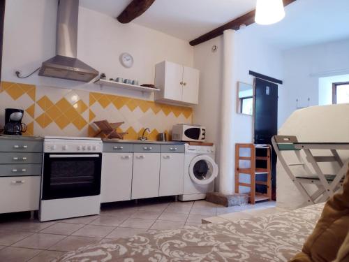 里耶Studio Genêt Verdon Provence的厨房配有炉灶和洗衣机。