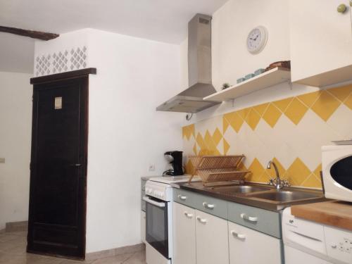 里耶Studio Genêt Verdon Provence的厨房配有水槽和炉灶 顶部烤箱