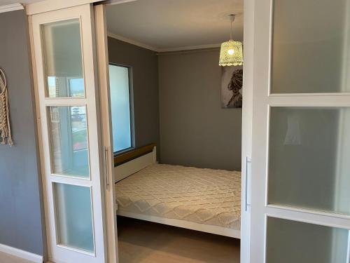 克卢日-纳波卡Grandpa Ope的小房间设有床和玻璃门