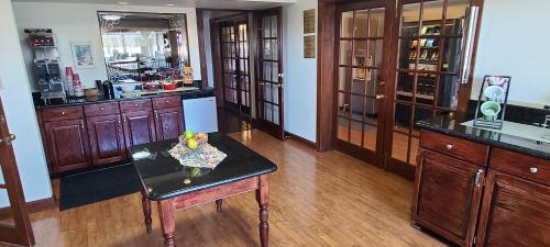 科尼利厄斯Red Roof Inn & Suites Cornelius - Lake Norman的厨房配有桌子和一些木橱柜