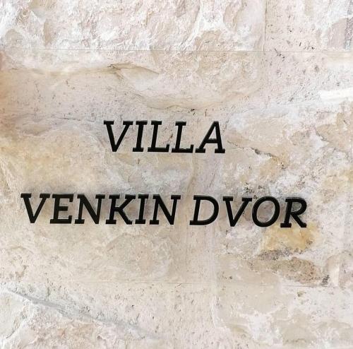 诺瓦利娅Villa Venkin Dvor的石墙,带有芬纳染料