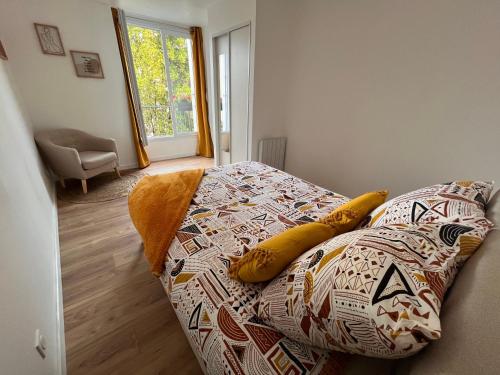 普瓦捷• Bel appartement - centre historique de Poitiers的一间卧室,卧室里配有一张带香蕉的床铺