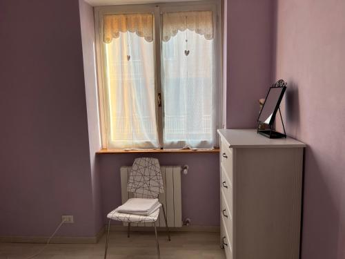 贝加莫iride的客房设有窗户、椅子和梳妆台