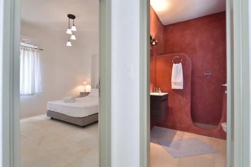 安倍拉斯White house with sea view (number 2)的一间卧室配有一张床,浴室设有淋浴。