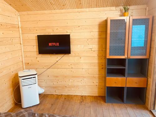 米库洛夫Chatky Daniel-Mikulov, a private campsite just for you的一间设有标志和加热器的墙壁的房间