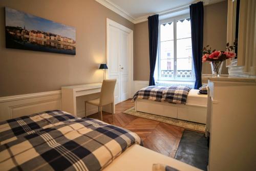 里昂拉斯特兰特瑞尼公寓的一间卧室设有两张床和窗户。