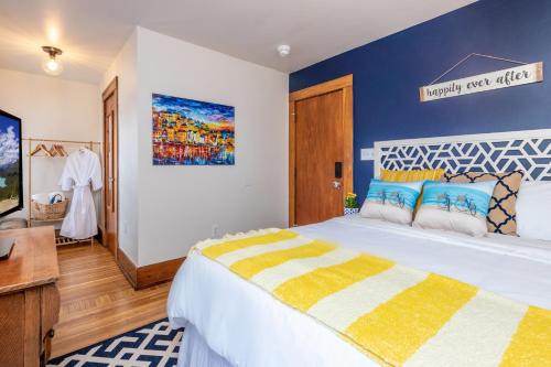 尼亚加拉瀑布The Butler House Bed & Breakfast的一间卧室设有一张蓝色墙壁的大床