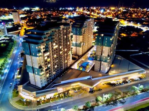奥林匹亚Apartamento no Olímpia Park Resort (Melhor preço!)的享有夜间城市景观和建筑